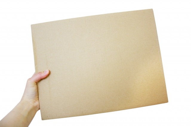 ダンボールのパーテーションを持つ手