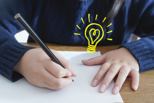 勉強する子供・電球