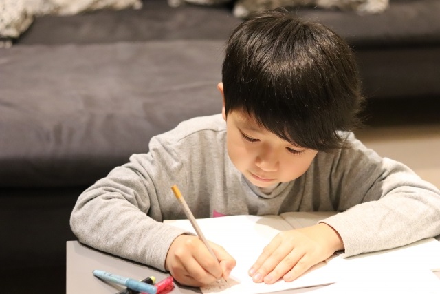 勉強する子供