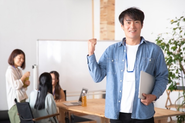 ガッツポーズする男性