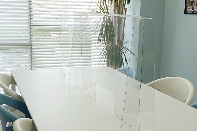 オフィス用の間仕切りを導入