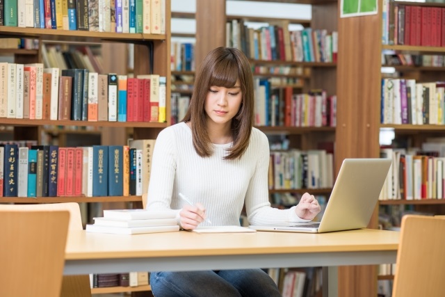 図書館・女性